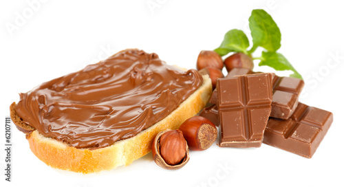 Φωτογραφία Bread with sweet chocolate hazelnut spread isolated on white