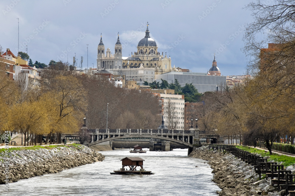 Naklejka premium Rzeka Manzanares, w tle katedra Almudena, Madryt