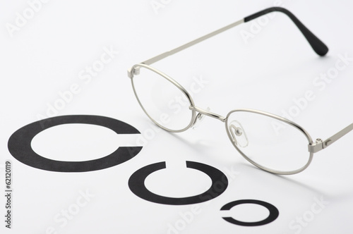 銀縁のメガネと視力検査