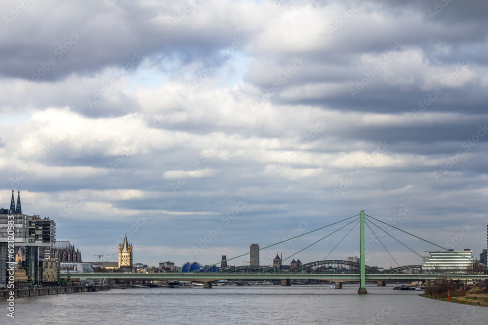 Obraz premium cologne rhine buildings view