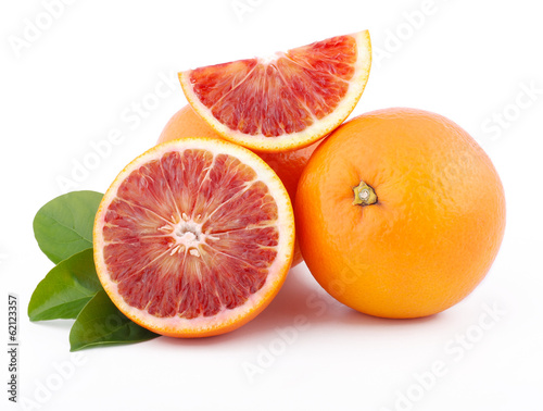 arance tarocco siciliane isolate su sfondo bianco
