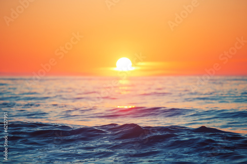 Fototapeta Wschód słońca nad morzem
