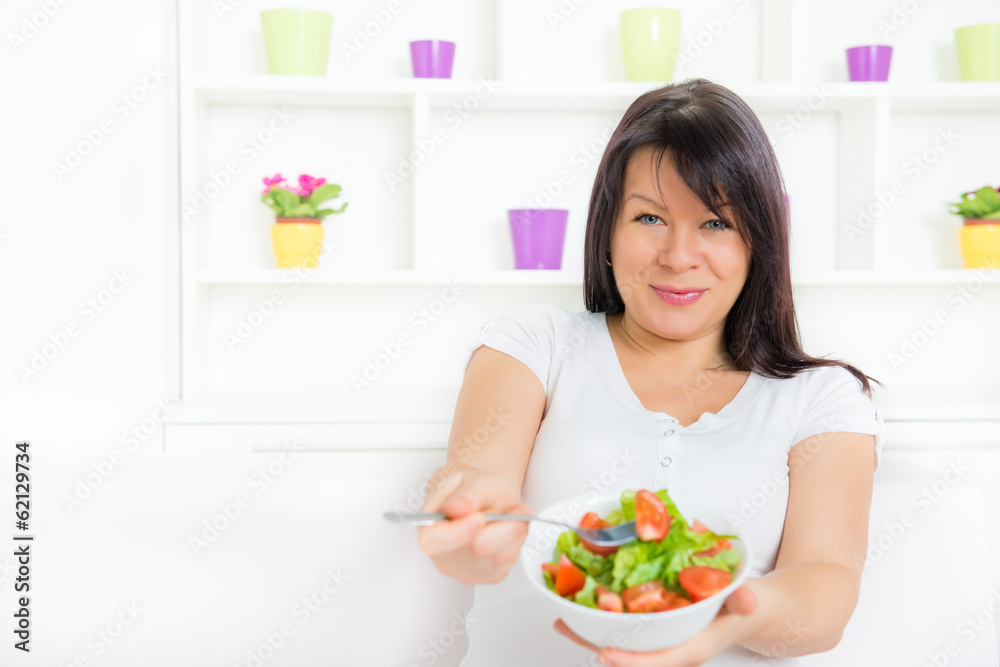 Healthy eating - Portrait of a beautiful pregnant woman eating fresh vegetable salad
