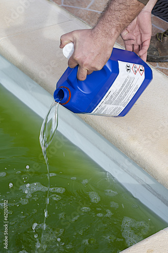 Foto pool with green stagnant algae filled water before cleaning