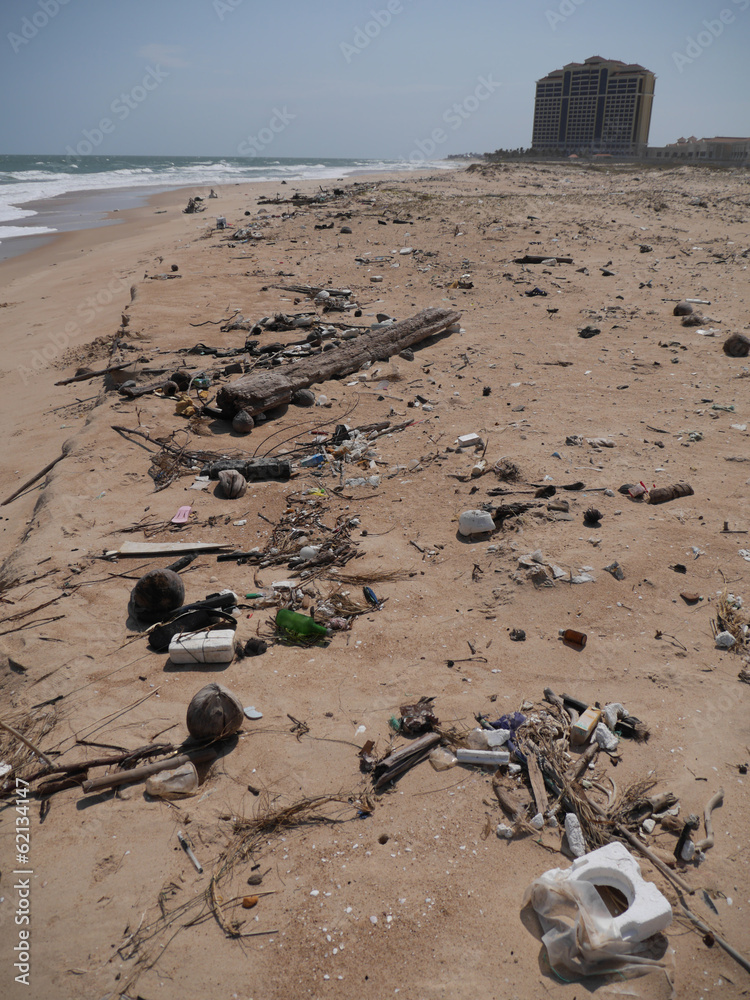 Obraz premium garbage on the beach