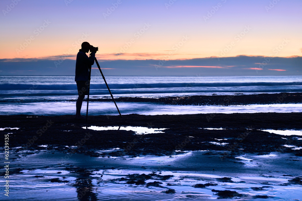 Fotograf in der Dämmerung am Meer