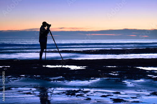 Fotograf in der Dämmerung am Meer © Smileus