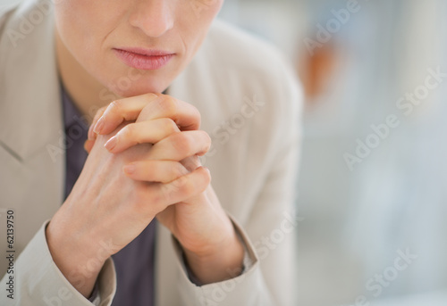 Closeup on thoughtful business woman sitting at desk © Alliance
