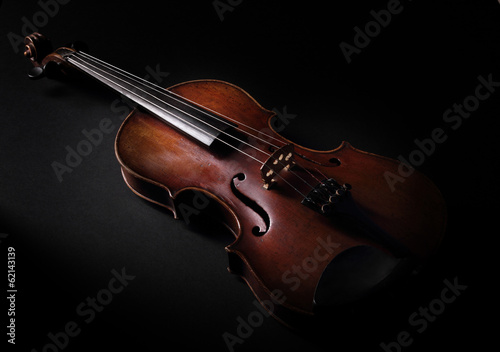 Fotografia Vintage violin on dark background