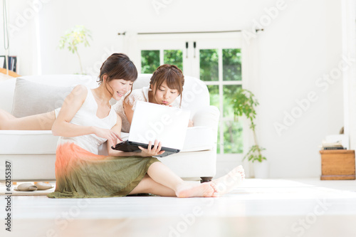 ノートパソコンを使う女性2人