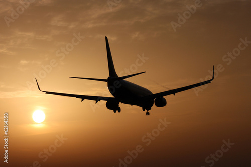 Airplane landing at sunset © Senohrabek