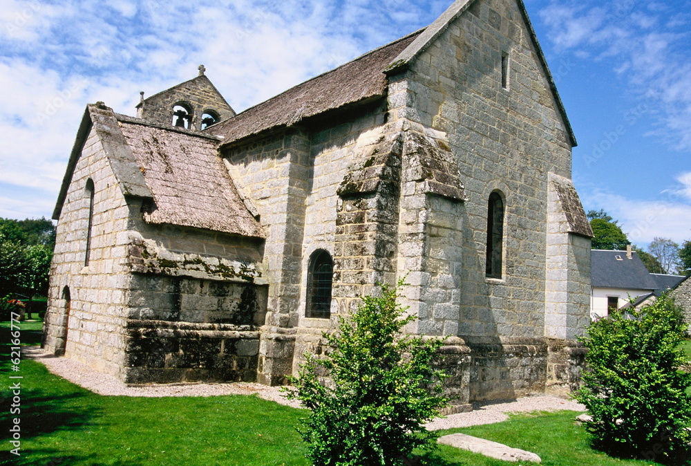 VIEILLE EGLISE TOIT CHAUME CORREZE