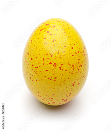 Gelbes Osterei auf Weiß