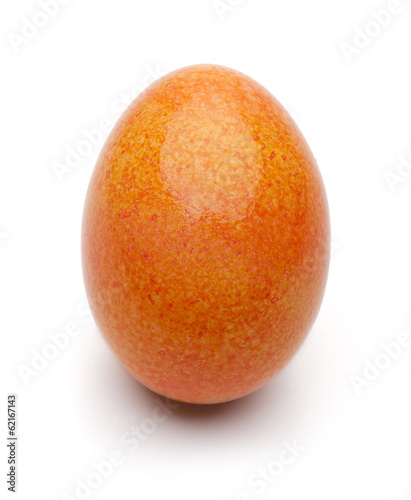 Orangenes Osterei auf Weiß