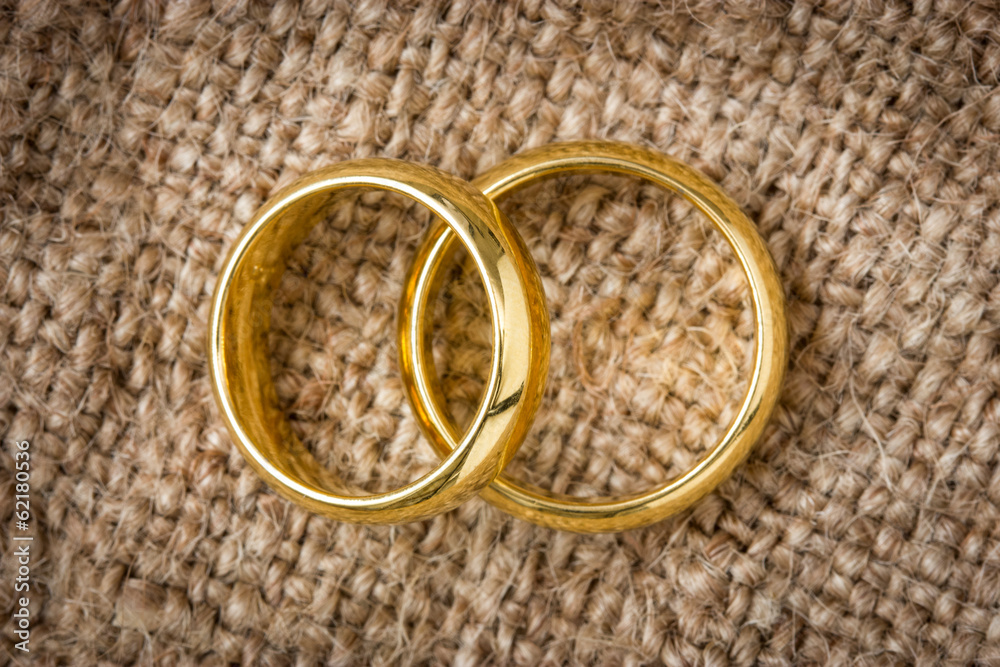 Wedding rings on the burlap Wedding rings on the burlap