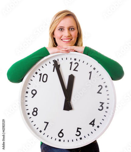 Frau leht auf großer Uhr