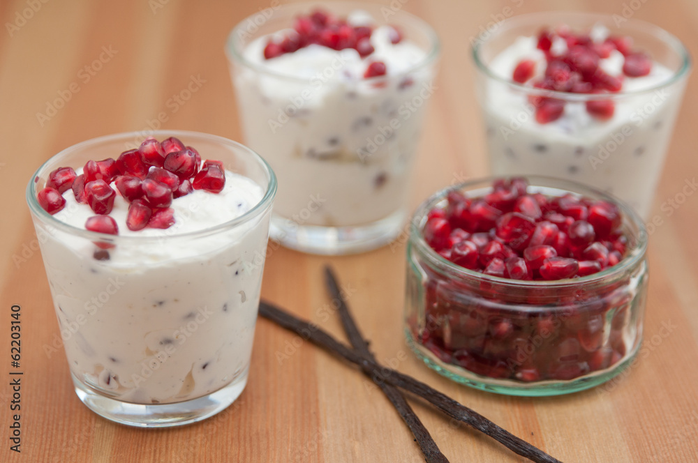 Vanille Topfencreme mit Beeren Vanille Topfencreme mit Beeren