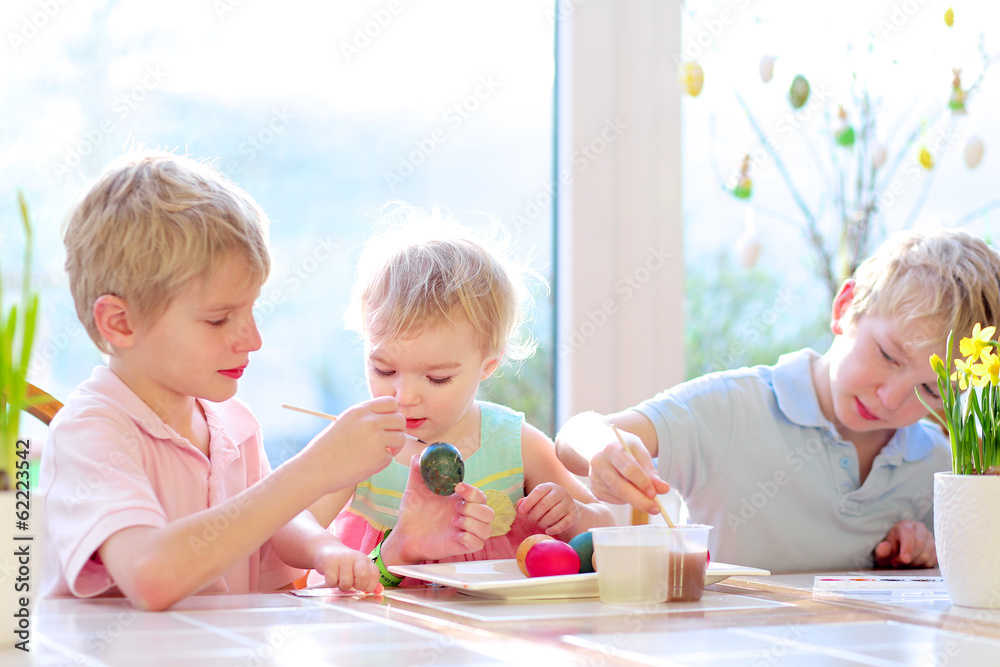 Fototapeta premium Grou of kids decorating and painting Easter eggs