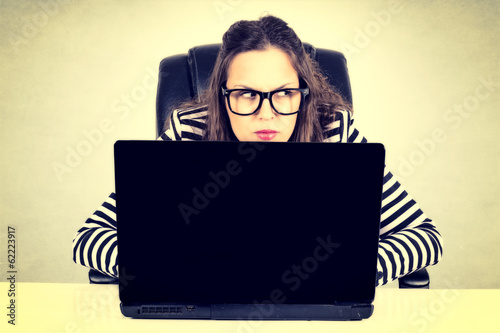 Foto Suspicious businesswoman