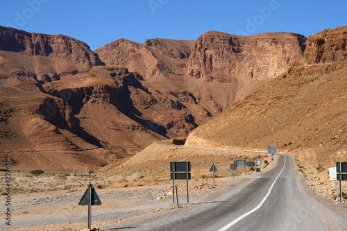 route à travers les montagnes de l'anti-atlas photo