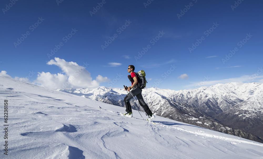 scialpinista ascende verso la vetta, Alpi italiane