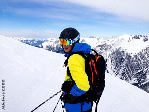 Teenager beim Skifahren photo