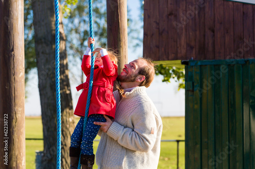 Vater und Tochter auf dem Spielplatz