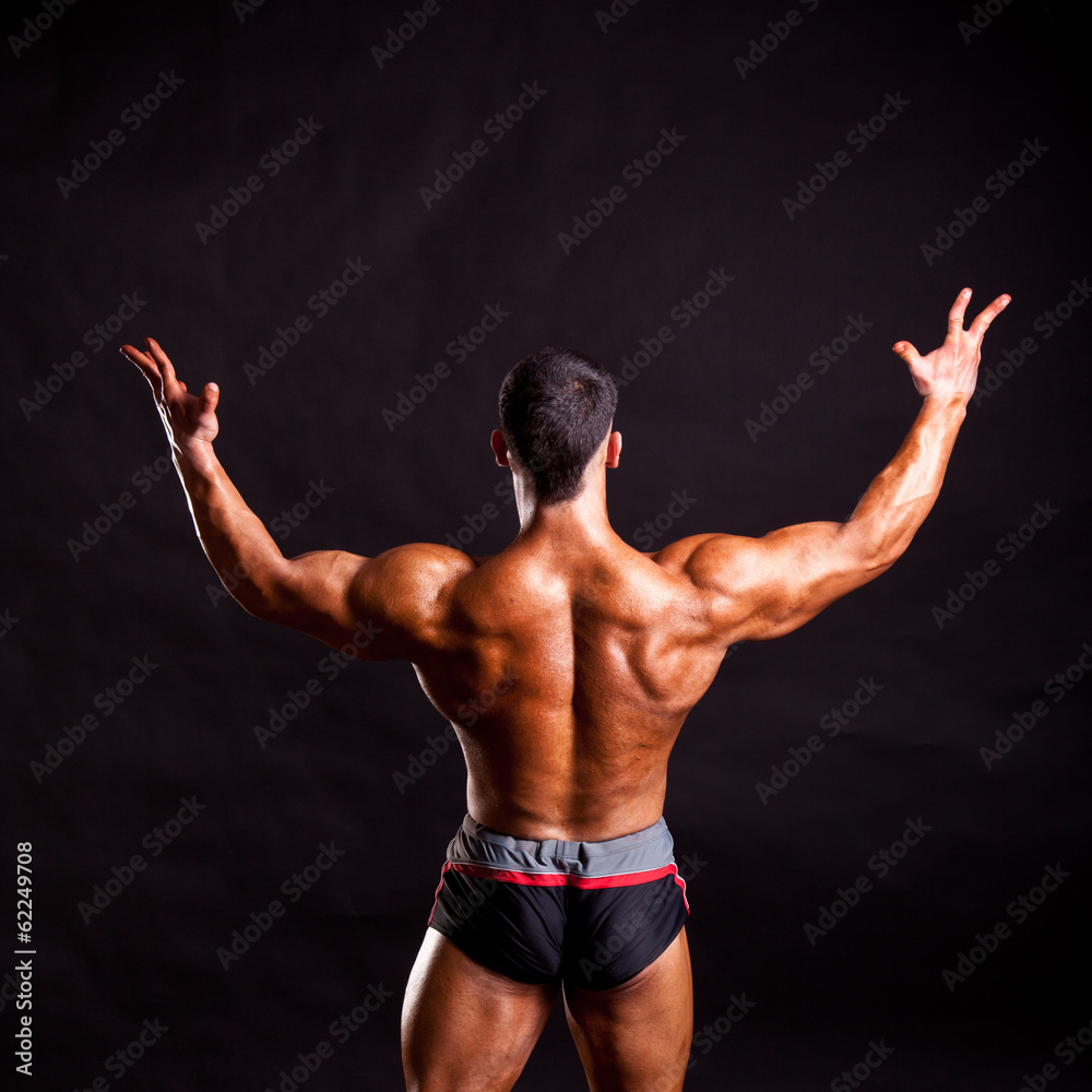 Obraz premium młody kulturysta pozowanie