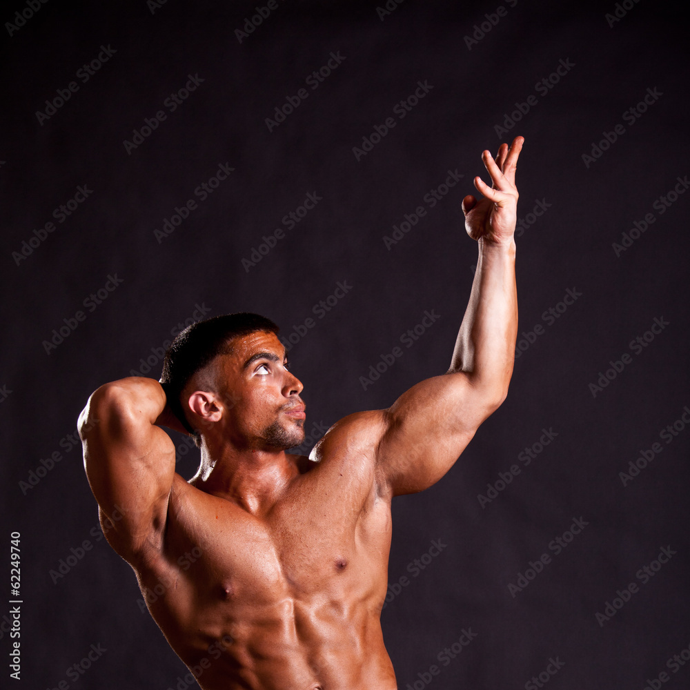 Obraz premium young bodybuilder posing