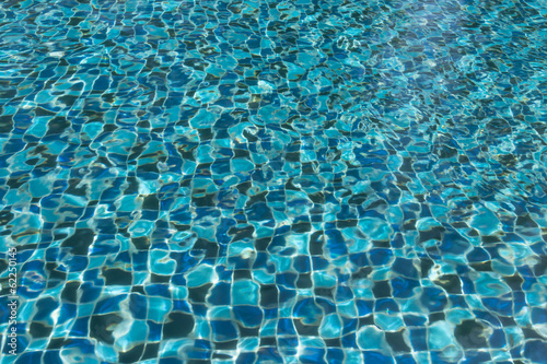 Pool mit klarem blauen Wasser