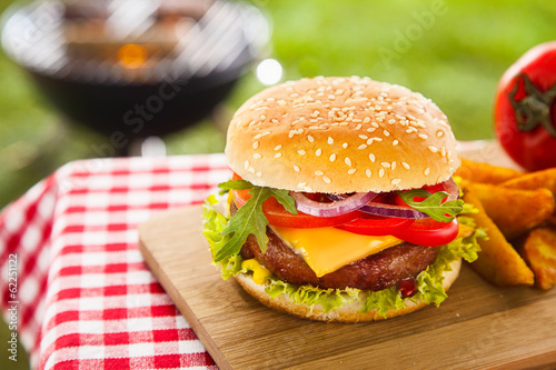 Plakat w ramie Tasty cheeseburger with melted cheddar