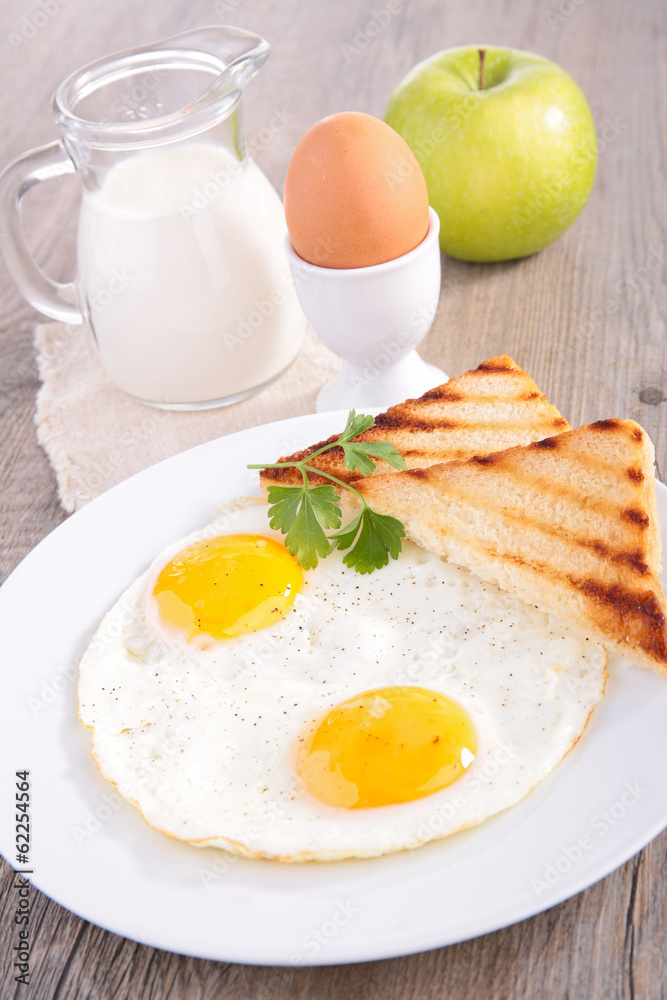 Fototapeta premium fried egg and toast