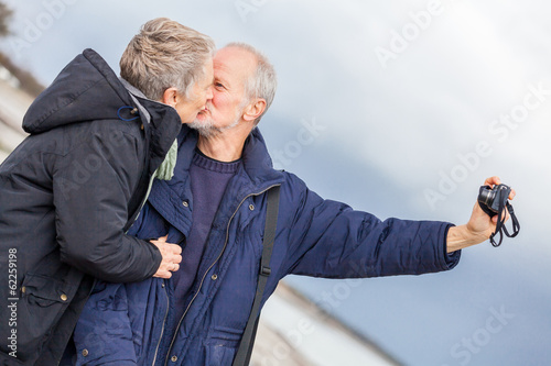 älteres erwachsenes paar senioren glücklich beim fotografieren photo