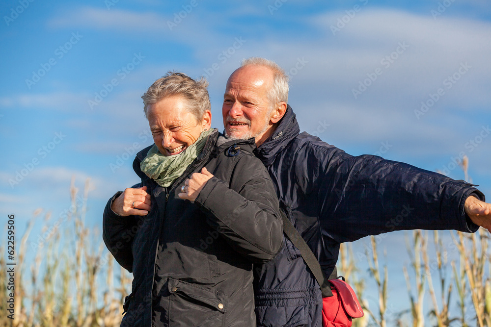älteres senioren paar glücklich lachend im urlaub freizeit