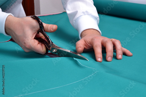 Canvas Print Costurero,sastre cortando tela con una tijera.
