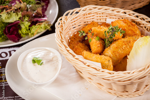 Frische hähnchenschlegel und nuggets golden frittiert