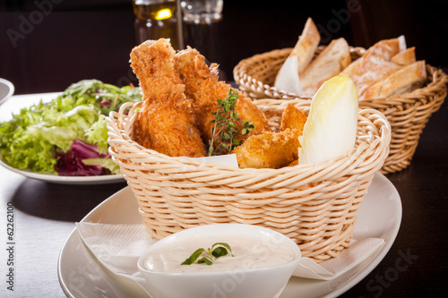 Knusprig frittierte hähnechenflügel chickenwings mit einem Dip photo