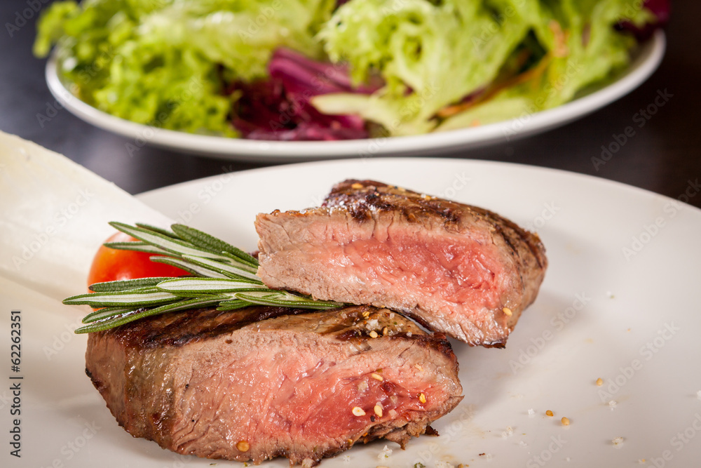 Medium gebratenes rindersteak filet mit Pfeffer und rosmarin auf Medium gebratenes rindersteak filet mit Pfeffer und rosmarin auf
