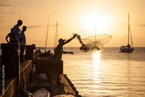 Fischer wirft Netz photo