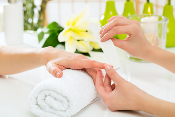 Stickers Manicure Manicure behandeling in nagelsalon  © Kzenon