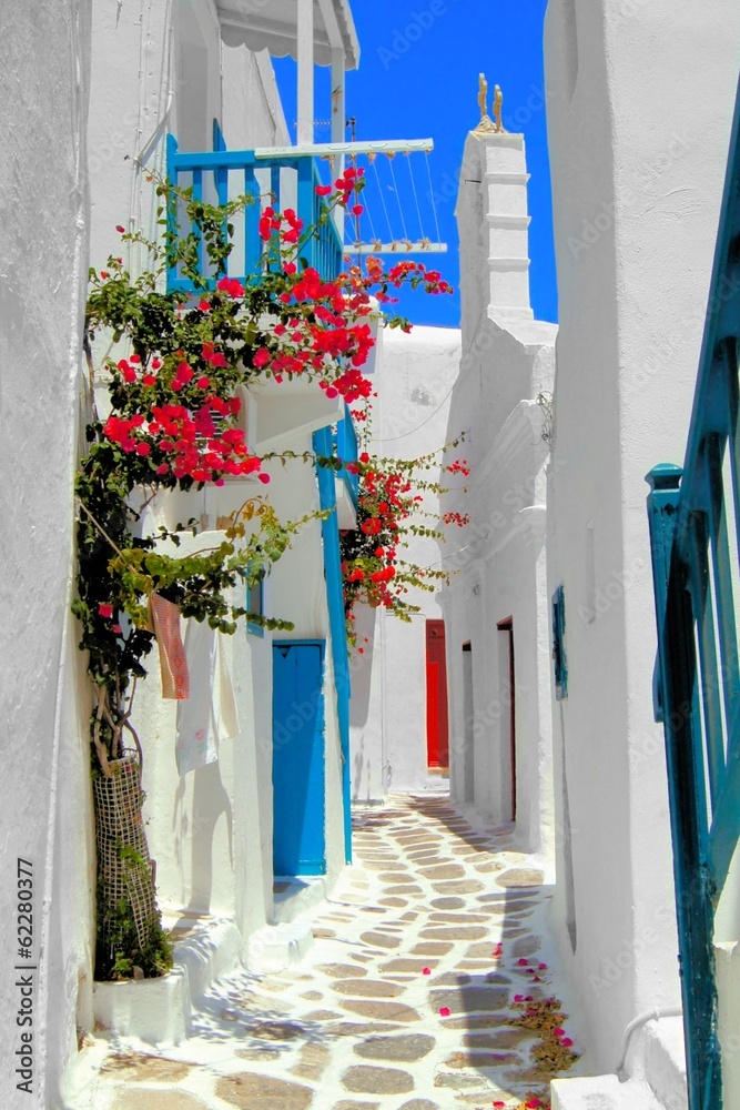 Whitewashed street in the old town of Mykonos, Greece - obrazy, fototapety, plakaty 