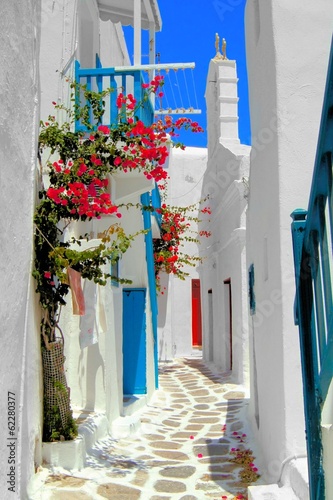 Fototapeta Białkująca ulica w starym miasteczku Mykonos, Grecja