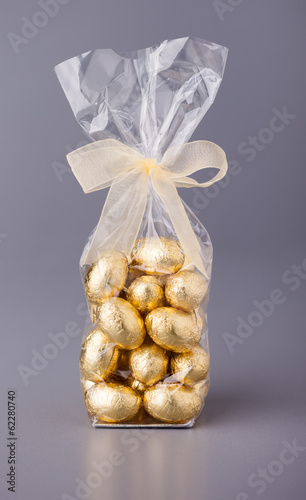 Billede på lærred Chocolate mini eggs in a cellophane bag