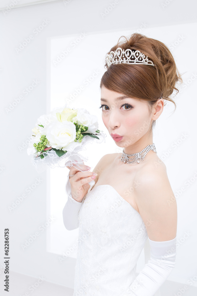 ウエディングドレスの女性