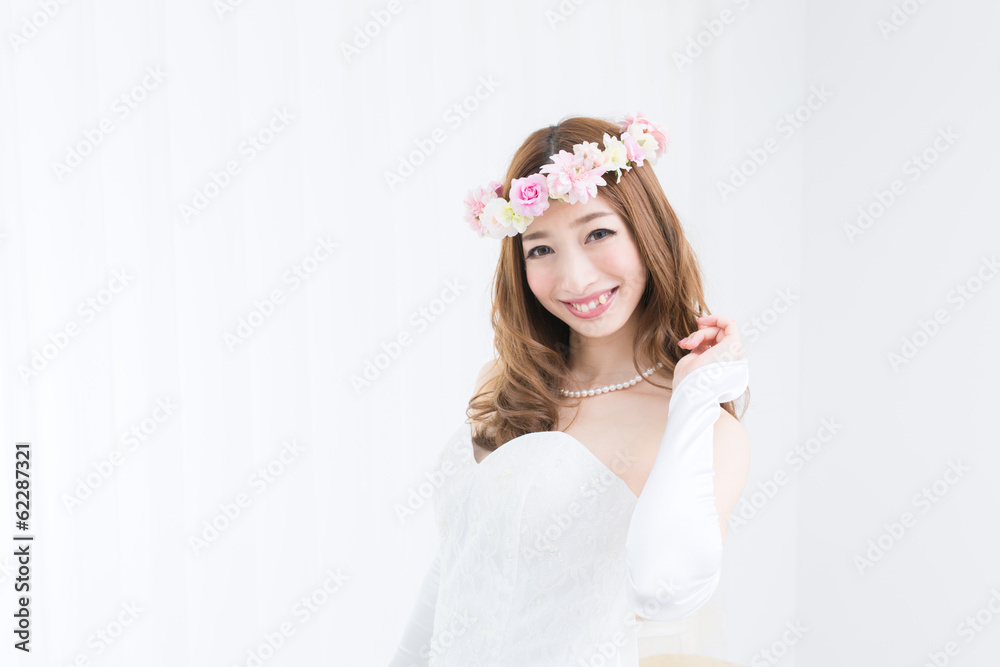 ウエディングドレスの女性