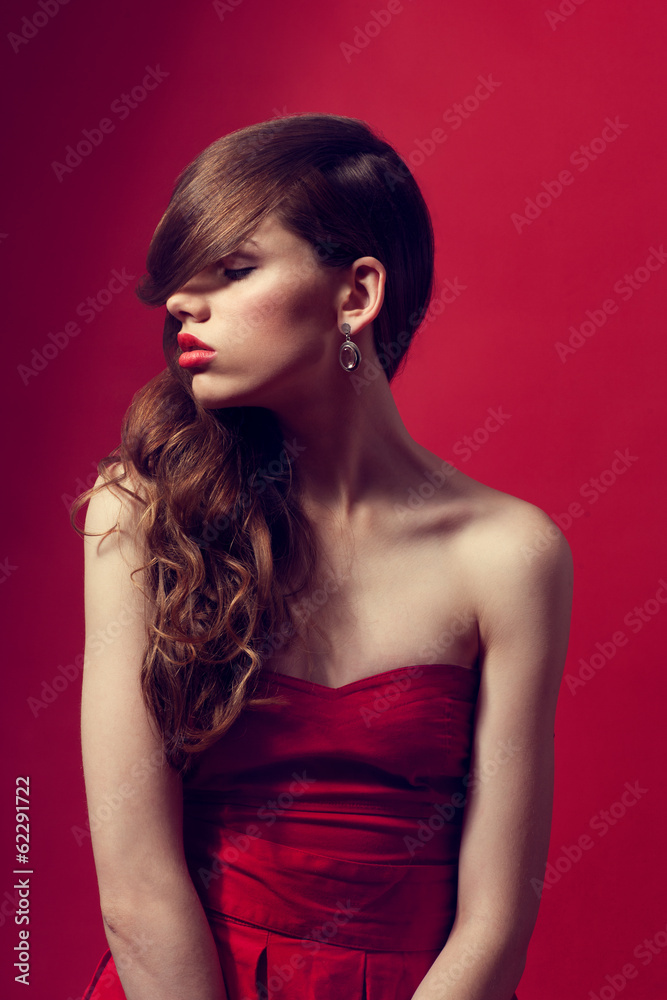 Fototapeta premium Kobieta na czerwonym tle