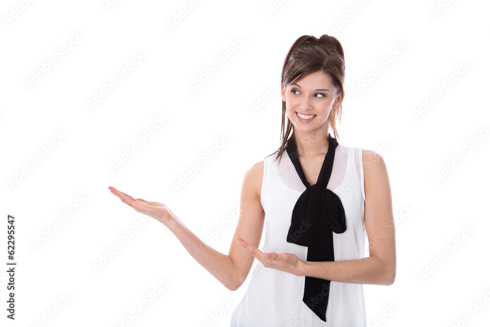 Junge elegante Frau isoliert in Bluse weiß macht Werbung Junge elegante Frau isoliert in Bluse weiß macht Werbung