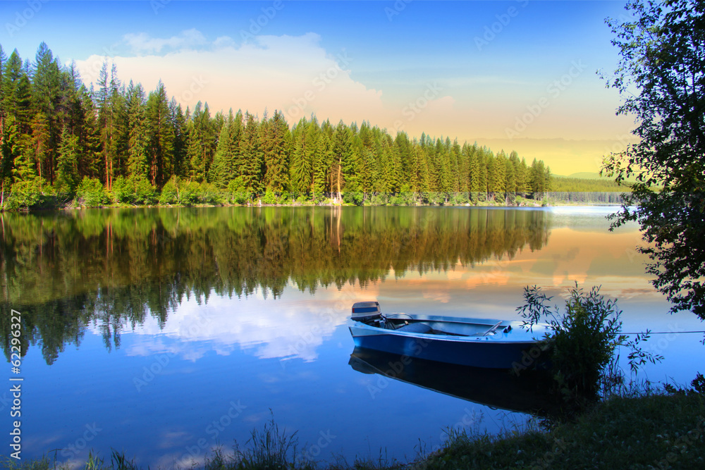 Obraz premium Single motor boat in the beautiful lake