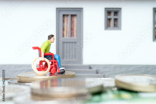 Rollstuhlfahrer vor einem Haus