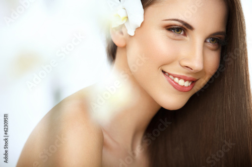 Fotografie Brown Hair. Portrait of Beautiful Woman with Long Hair. Face